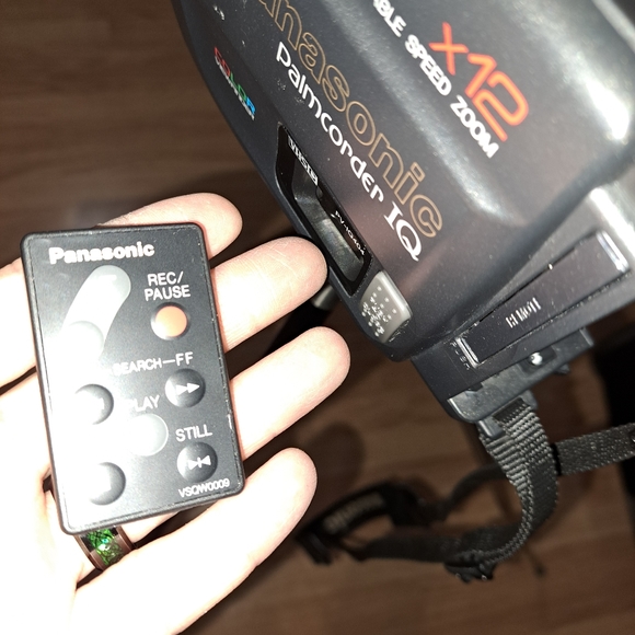 Panasonic Palmcorder IQ x12 Zoom/With All accessories, Bag, Tripod, and Guide - Picture 9 of 10